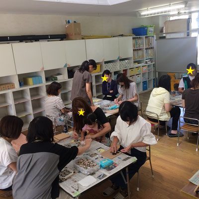 出張体験教室でタイル作品をつくる様子